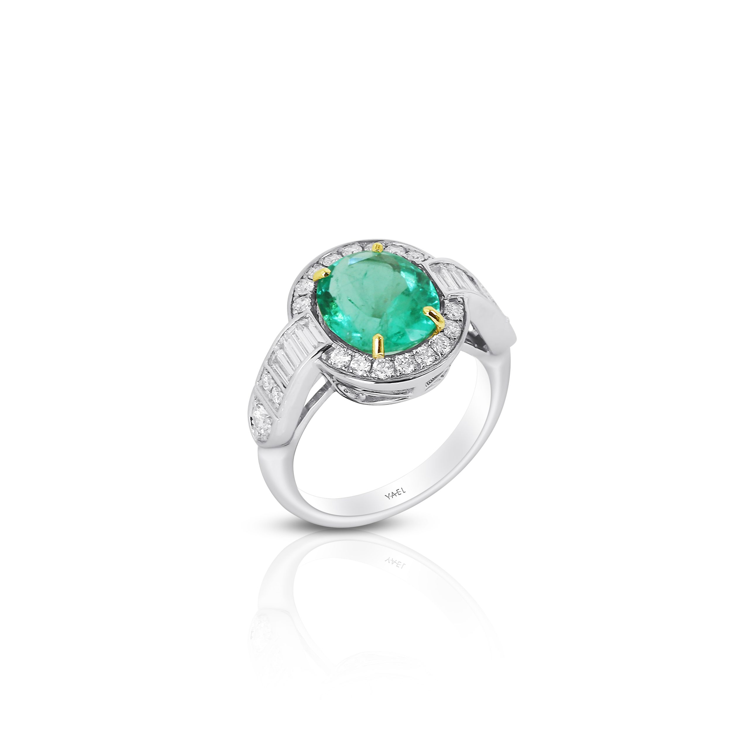 Oval Emerald and Diamond Ring - Image 2